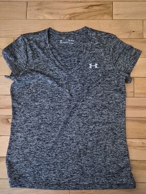 Under Armour Women’s Size Medium Heathered Gray V-Neck Short Sleeve Tee